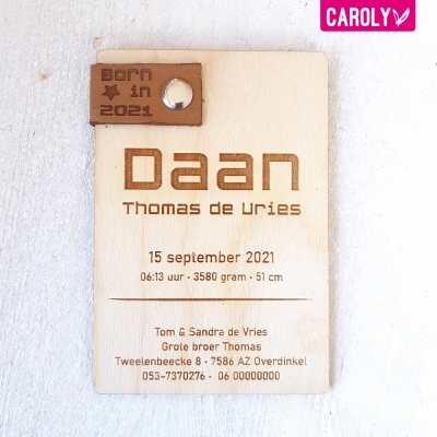 Houten geboortekaartje met leren label stoer