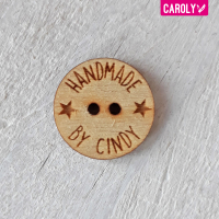 Houten knoop met naam of eigen tekst 20mm staand