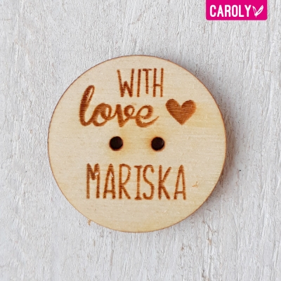 Houten knoop "with love" met naam Houten knoop "with love" met naam