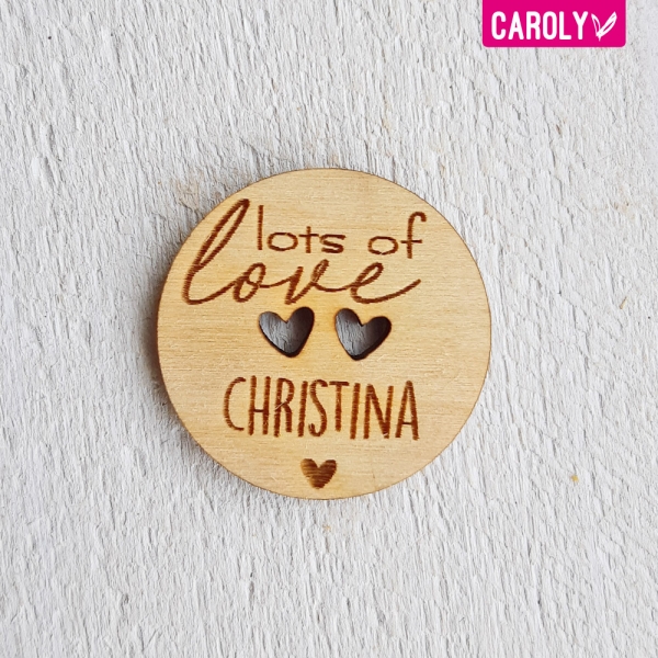 Houten knoop "lots of love" met naam