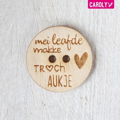 Houten knoop "mei leafde makke troch" met naam