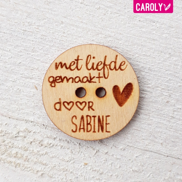 Houten knoop "met liefde gemaakt door" met naam