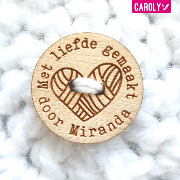 Houten knoop "met liefde gemaakt" met hartje en naam