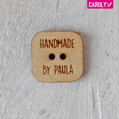 Houten knoop met naam of eigen tekst 20mm vierkant - tekst staand