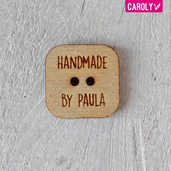 Houten knoop met naam of eigen tekst 20mm vierkant - tekst staand