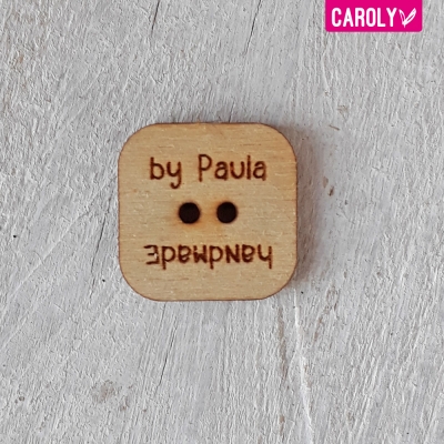 Houten knoop met naam of  eigen tekst 20mm vierkant- tekst180