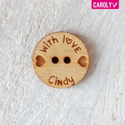 Houten knoop met naam of eigen tekst 20mm staand