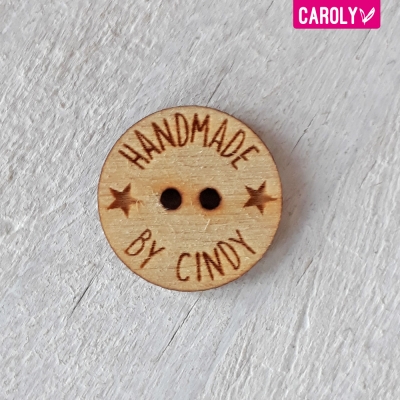 Houten knoop met naam of eigen tekst 30mm staand