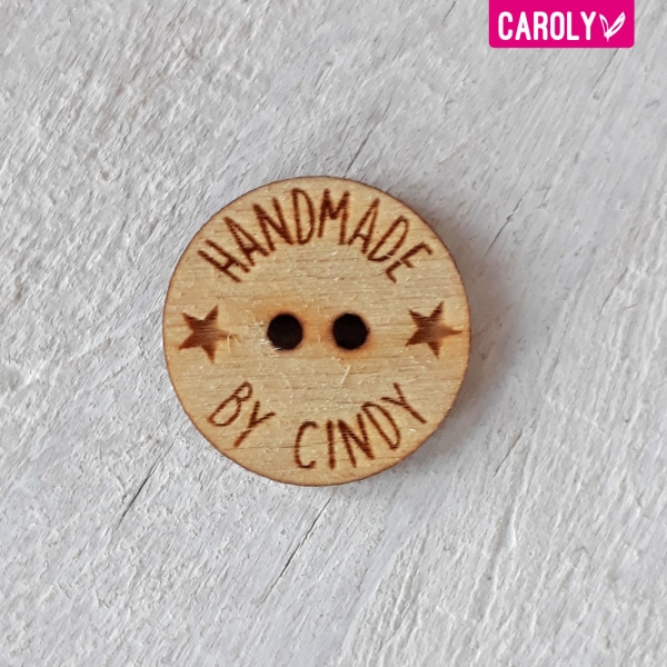 Houten knoop met naam of eigen tekst 30mm staand