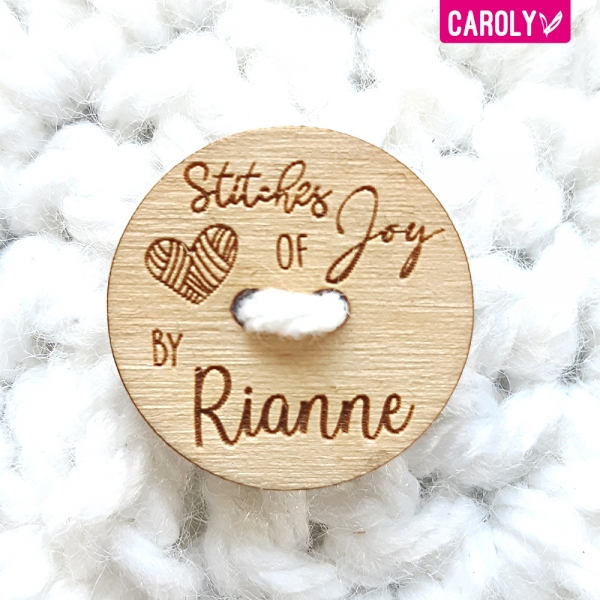 Houten knoop "stitches of joy" met naam