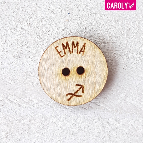 Houten knoop met naam - sterrenbeeld boogschutter