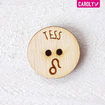 Houten knoop met naam - sterrenbeeld leeuw