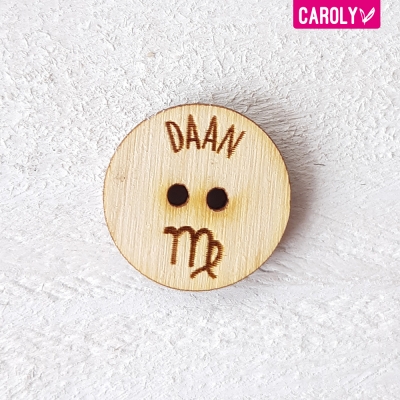 Houten knoop met naam - sterrenbeeld maagd