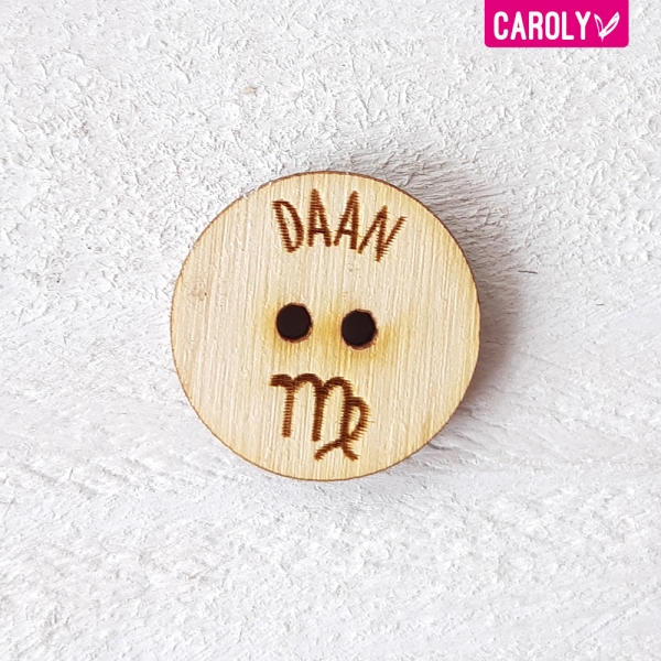 Houten knoop met naam - sterrenbeeld maagd