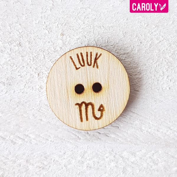 Houten knoop met naam - sterrenbeeld schorpioen