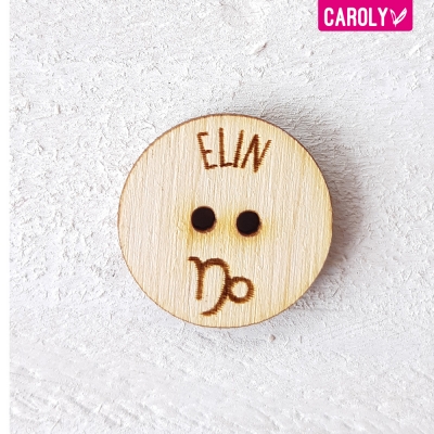 Houten knoop met naam - sterrenbeeld steenbok