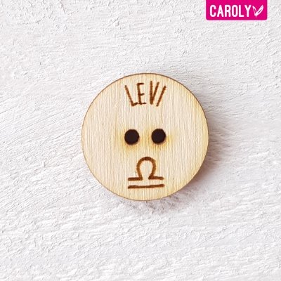 Houten knoop met naam - sterrenbeeld weegschaal