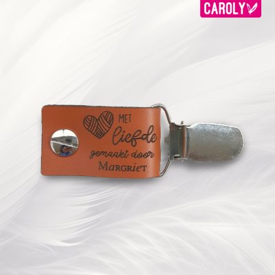 Vestclip leer "met liefde gemaakt" met naam 