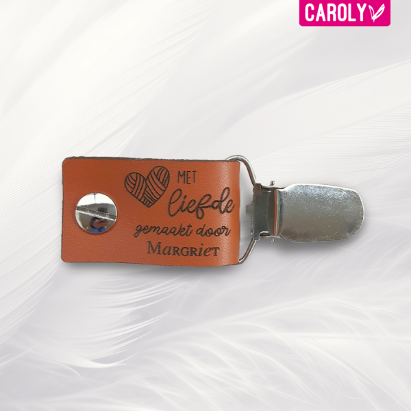 Vestclip leer "met liefde gemaakt" met naam 